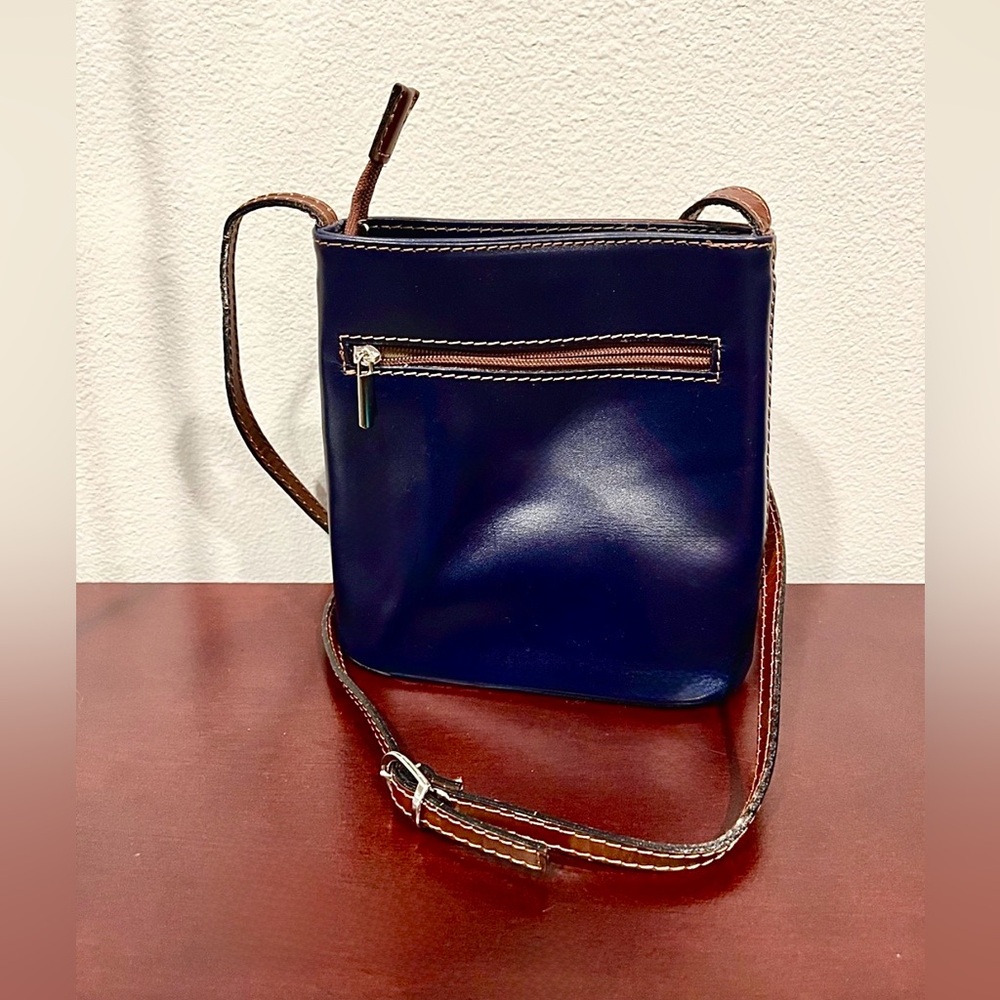 Florella Genuine Italian Leather Crossbody Bucket Bag Made in Italy  Like New - Picture 3 of 5